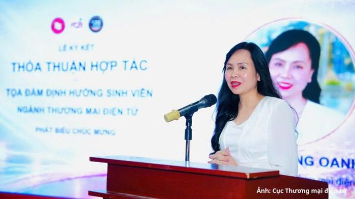 TS. Lê Hoàng Oanh - Cục trưởng Cục Thương mại điện tử phát biểu tại sự kiện