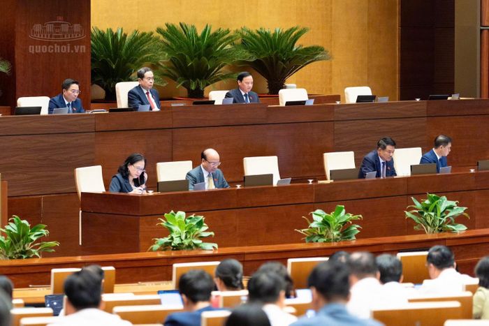 Đoàn chủ tọa tại phiên thảo luận chiều 27/10.