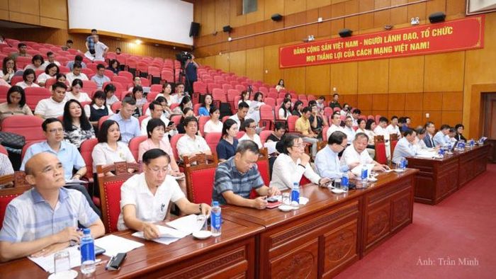 Các chuyên gia, nhà khoa học, nhà báo tham dự buổi họp báo. 