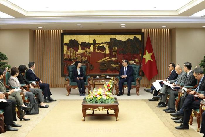 Phó Thủ tướng Thường trực cũng đề nghị Apple tăng cường hỗ trợ cộng đồng phát triển ứng dụng, đào tạo kỹ năng phần mềm cho kỹ sư và doanh nghiệp Việt Nam - Ảnh: chinhphu.vn/Phương Nguyên