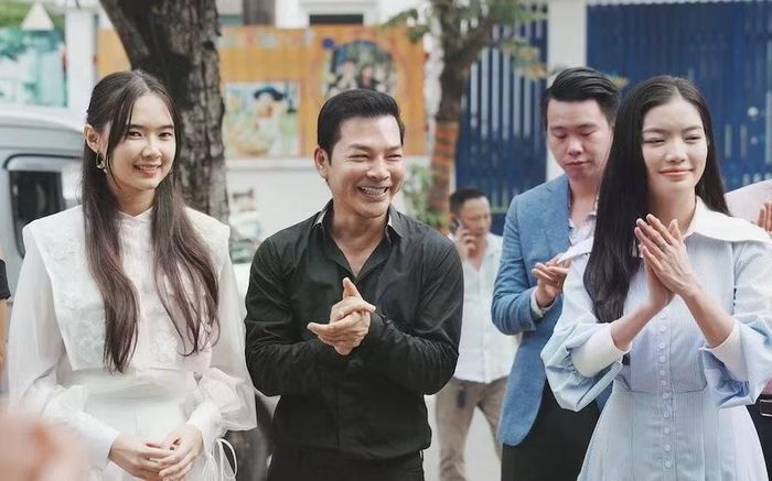 Trần Bảo Sơn lần đầu làm đạo diễn với phim “Trên con đường mới.” (Ảnh: Đoàn phim cung cấp)