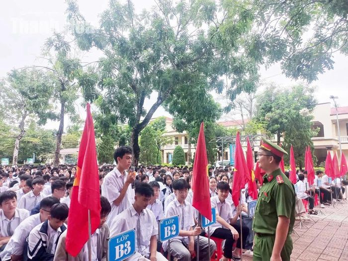Công an xã Triệu Sơn phối hợp với Trường THPT Triệu Sơn 1 tuyên truyền, phổ biến, giáo dục pháp luật cho học sinh.