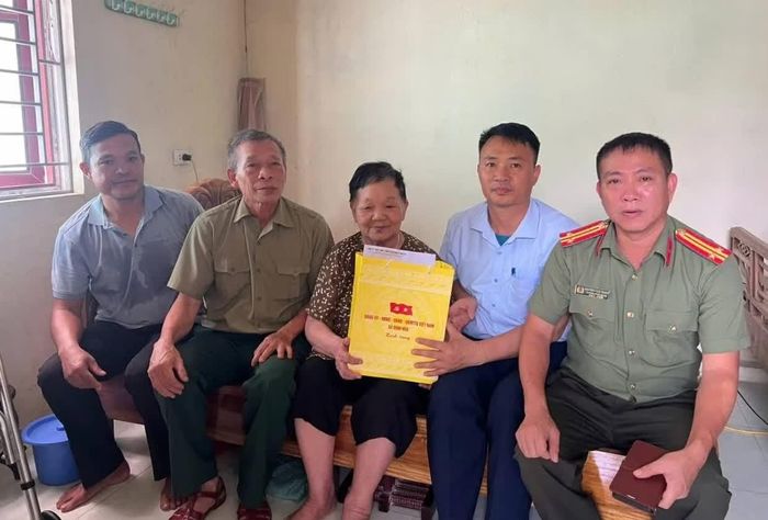 Lãnh đạo xã Định Hoà thăm hỏi, động viên các gia đình chính sách trên địa bàn.