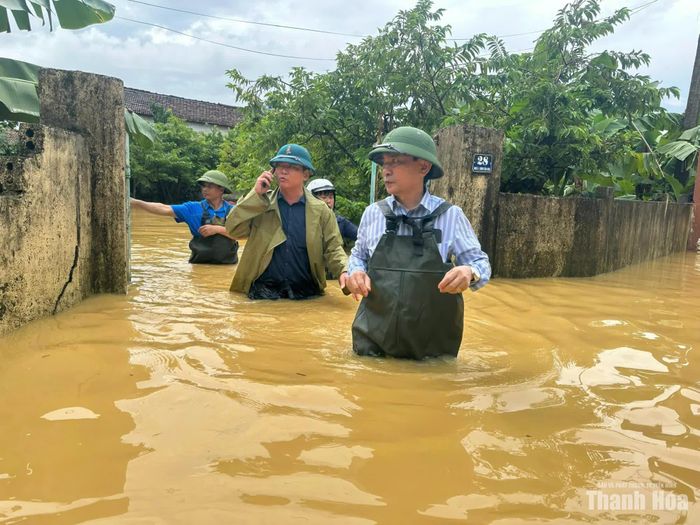 Các đồng chí lãnh đạo xã lội nước nắm tình hình người dân trong vùng nước lũ.