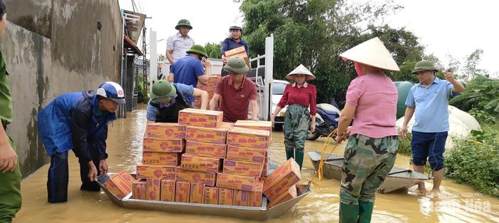 Các đồng chí lãnh đạo tiếp cận địa bàn bị cô lập, động viên, cung cấp nhu yếu phẩm cho hộ dân vùng lũ.