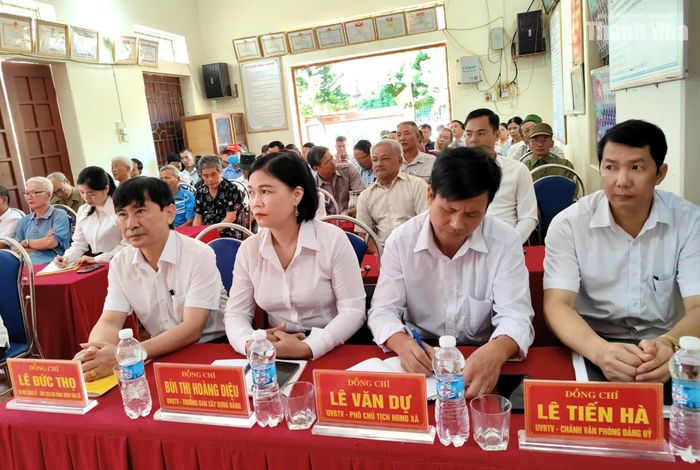 Các đồng chí lãnh đạo xã dự sinh hoạt thường kỳ tại chi bộ thôn Thung Thôn, xã Định Hòa.