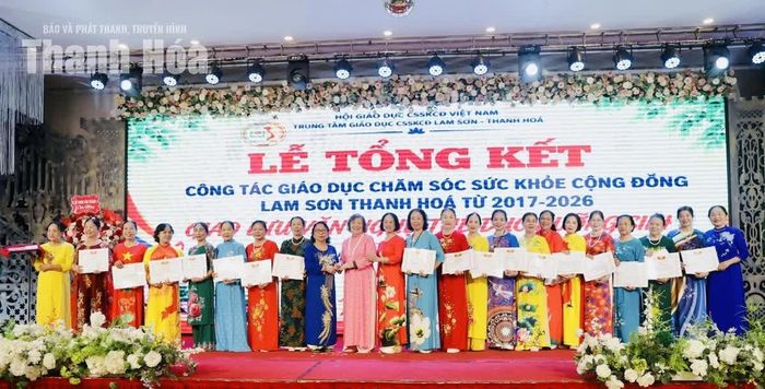 Ban Tổ chức trao phần thưởng cho các hội viên có thành tích xuất sắc.