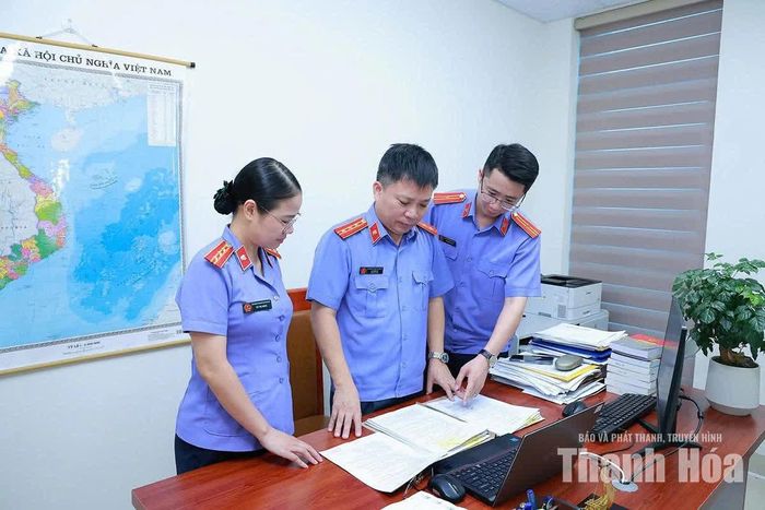 Cán bộ, kiểm sát viên Phòng 3, VKSND tỉnh nghiên cứu hồ sơ vụ án.