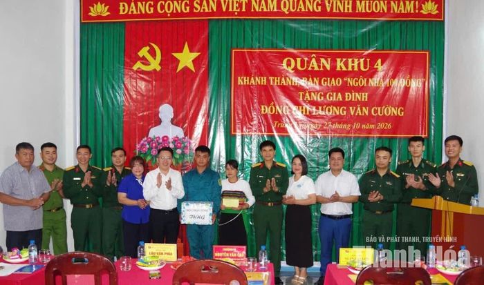 Bộ CHQS tỉnh Thanh Hóa trao quà cho gia đình đồng chí Lương Văn Cường tại lễ bàn giao nhà.