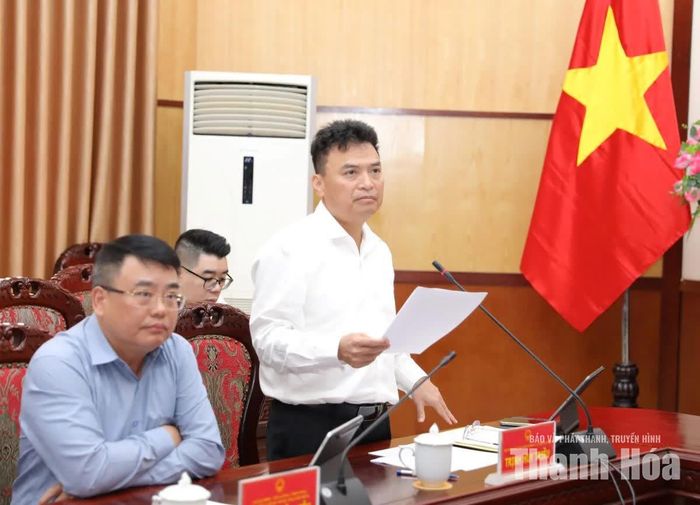 Trưởng Ban Quản lý Khu kinh tế Nghi sơn và các Khu công nghiệp tỉnh Trịnh Huy Triều phát biểu tại phiên họp.