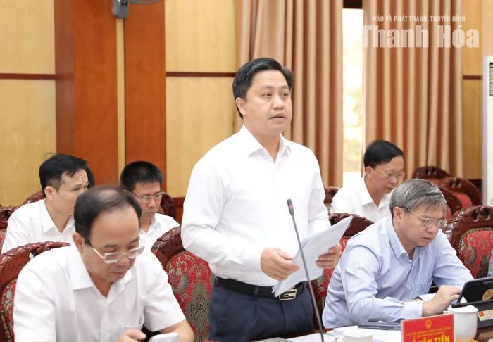 Giám đốc Sở Nông nghiệp và Môi trường Lê Văn Tiến phát biểu tại phiên họp.