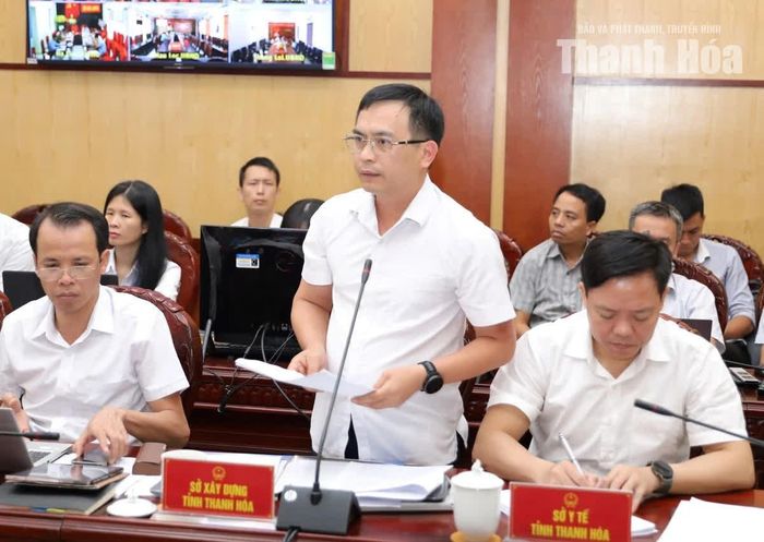 Đại diện lãnh đạo Sở Xây dựng phát biểu tại phiên họp.
