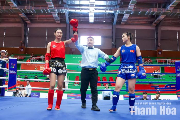 Phương Hậu (áo đỏ) vào bán kết nội dung đối kháng hạng cân 57kg. Ảnh: Minh Tuấn