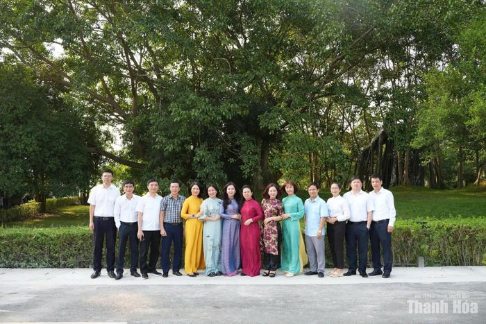 Đoàn công tác chụp ảnh lưu niệm tại Cây đa Tân Trào - nơi Đại tướng Võ Nguyên Giáp đọc Bản Quân lệnh số 1 và làm lễ xuất quân, chỉ huy đơn vị Giải phóng quân tiến quân về Hà Nội chiều ngày 16/8/1945.
