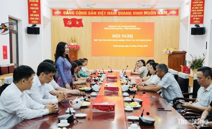 Đồng chí Đinh Thị Thanh Hà, Phó Bí thư Đảng ủy các cơ quan Đảng tỉnh Thanh Hóa phát biểu tại buổi làm việc