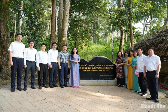 Đoàn công tác thăm lán Nà Nưa - nơi Chủ tịch Hồ Chí Minh ở và làm việc từ cuối tháng 5 đến ngày 22/8/1945 để lãnh đạo cuộc Tổng khởi nghĩa cách mạng Tháng Tám.
