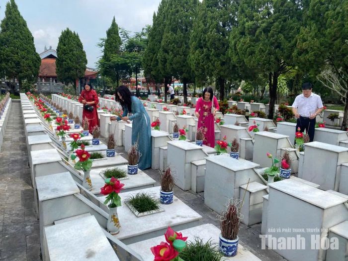 Đoàn công tác dâng hương tưởng niệm Chủ tịch Hồ Chí Minh và các anh hùng liệt sĩ tại Nghĩa trang Liệt sỹ Quốc gia Vị Xuyên - nơi yên nghỉ của gần 2.000 liệt sỹ đã hy sinh trong cuộc chiến đấu bảo vệ biên giới phía Bắc.
