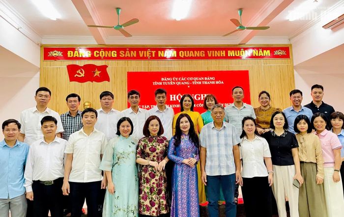 Các đồng chí lãnh đạo Đảng ủy các cơ quan Đảng tỉnh Tuyên Quang và Đoàn công tác Đảng ủy các cơ quan Đảng tỉnh Thanh Hóa chụp ảnh lưu niệm.