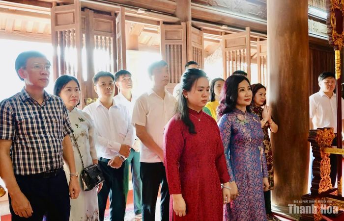 Đoàn công tác dâng hương tại Đền thờ các vị tiền bối cách mạng - Khu Di tích Quốc gia đặc biệt Tân Trào.