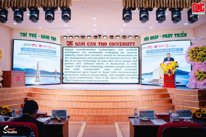 Hội thảo khoa học quốc tế “Du lịch bền vững vùng hạ lưu sông Mekong trong bối cảnh chuyển đổi số và trí tuệ nhân tạo”. Ảnh: Trường đại học Nam Cần Thơ