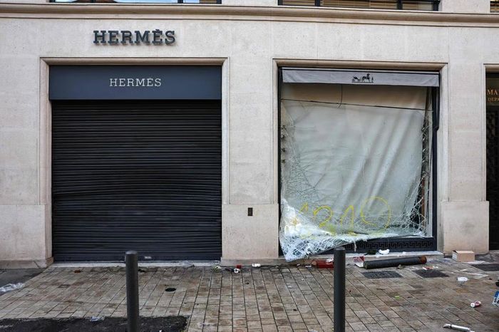 Cửa hàng Hermès ở Marseille chịu thiệt hại nặng nề do bạo loạn. Ảnh: AFP