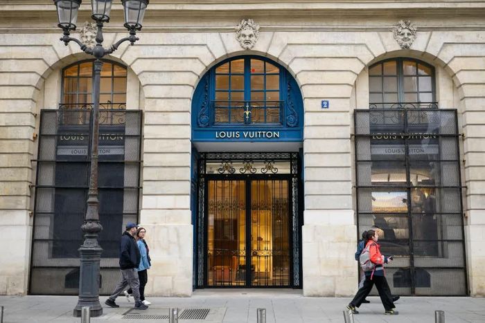 Cửa hàng Louis Vuitton đã áp dụng các biện pháp bảo vệ nhằm phòng tránh bạo động. Ảnh: Bloomberg