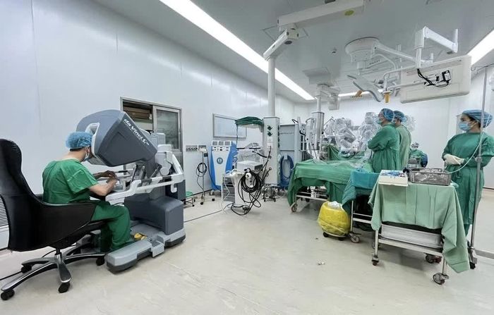 Các bác sĩ phẫu thuật robot cho bệnh nhân. Ảnh: Bệnh viện Chợ Rẫy