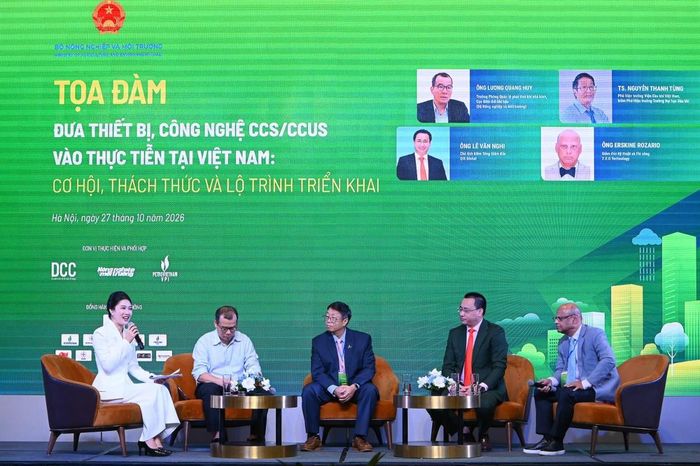 Các chuyên gia trao đổi tại tọa đàm. Ảnh: Tùng Đinh