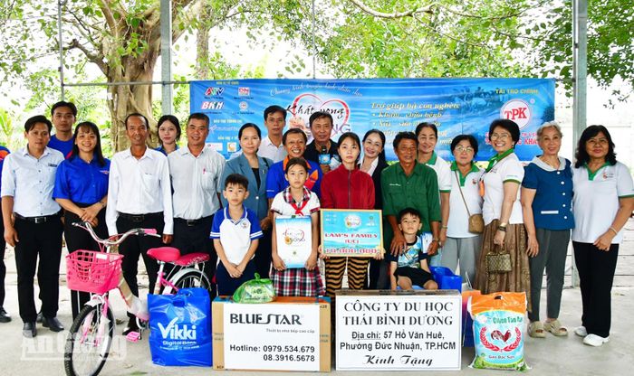 Các nhà hảo tâm tặng quà cho gia đình ông Võ Thành Nguyên.