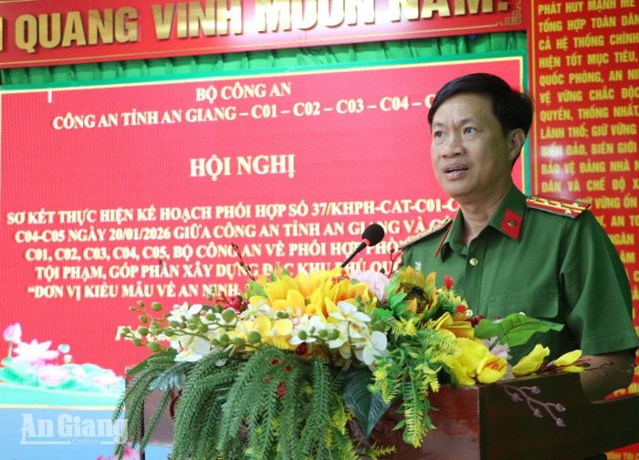 Đại tá Nguyễn Nhật Trường, Phó Giám đốc Công an tỉnh An Giang, phát biểu tại hội nghị.
