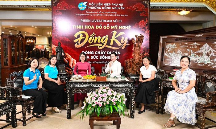  Phụ nữ phường Đồng Nguyên thực hiện phiên livestream quảng bá sản phẩm đồ gỗ mỹ nghệ Đồng Kỵ. 