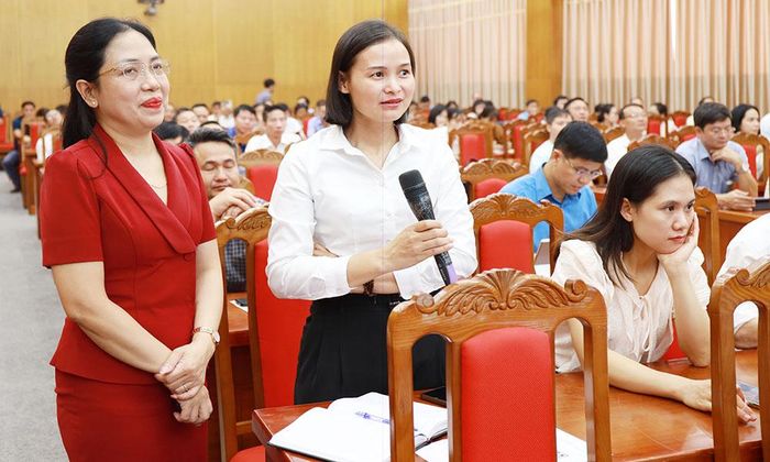 Báo cáo viên Nguyễn Thị Minh Phương và đại biểu trao đổi, thảo luận nội dung của Luật Ban hành văn bản quy phạm pháp luật. 