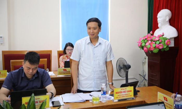 Đồng chí Nguyễn Việt Oanh dự hội nghị tại phường Tự Lạn.