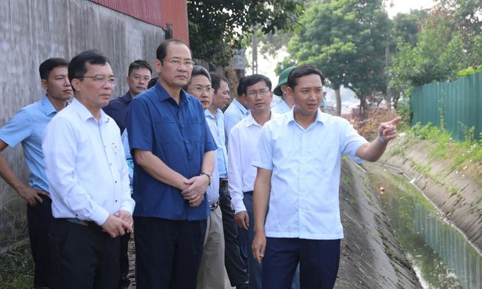 Đồng chí Nguyễn Việt Oanh kiểm tra tiến độ giải phóng mặt bằng, xây dựng Khu đô thị Tự Lạn số 02.