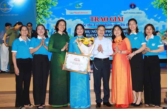   Các đồng chí lãnh đạo Trung ương Hội Liên hiệp Phụ nữ Việt Nam, Báo Phụ nữ Việt Nam và Hội Liên hiệp Phụ nữ thành phố Bắc Ninh chụp ảnh lưu niệm với Hội Liên hiệp Phụ nữ phường Lương Tài. 