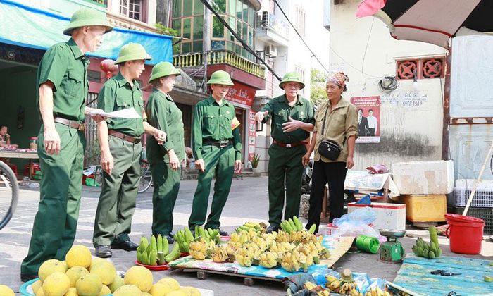 Tổ tự quản về an ninh, trật tự của cựu chiến binh tổ dân phố Phù Lưu, phường Từ Sơn tuyên truyền để người dân không vi phạm quy định về trật tự, an toàn giao thông.