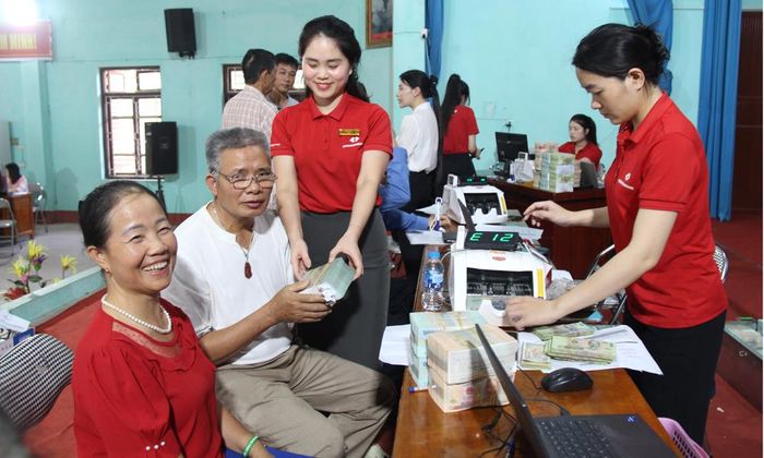  Người dân khu Phú Trên nhận tiền bồi thường giải phóng mặt bằng dự án Cảng hàng không quốc tế Gia Bình. 
