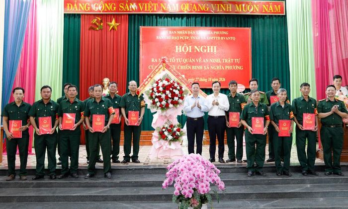 Các đồng chí lãnh đạo Đảng ủy, HĐND, UBND xã Nghĩa Phương trao Quyết định và tặng hoa chúc mừng các tổ tự quản ra mắt.