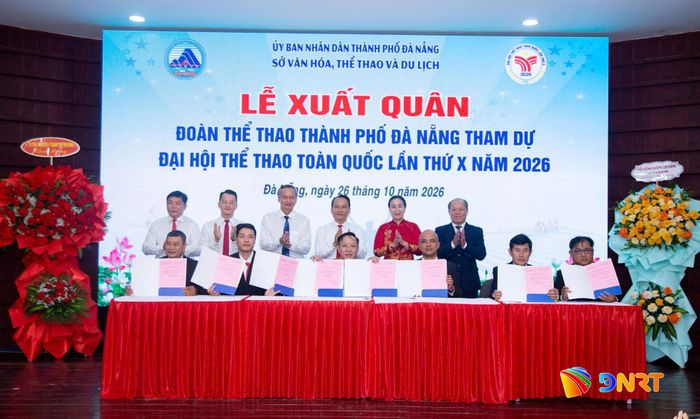 Đại diện các đội tuyển ký cam kết nỗ lực thi đấu tại đại hội. Ảnh: PHI NÔNG