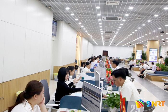 Hoạt động giao dịch tại Bộ phận Một cửa, Trung tâm Phục vụ hành chính công thành phố. Ảnh: TRỌNG HUY