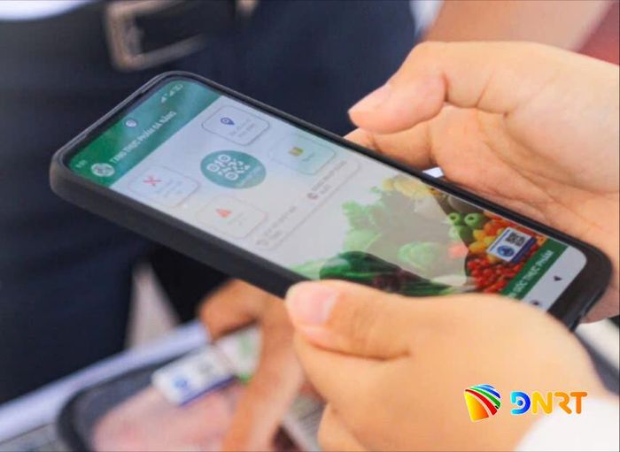 Người dân sử dụng điện thoại thông minh quét mã QR để truy xuất nguồn gốc thực phẩm, bảo đảm an toàn khi lựa chọn sản phẩm. Ảnh: KHÁNH HUYỀN