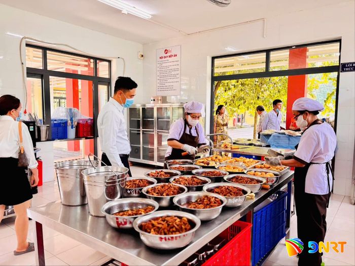 Phụ huynh giám sát bữa ăn bán trú, góp phần bảo đảm an toàn thực phẩm cho học sinh. Ảnh: ĐVCC