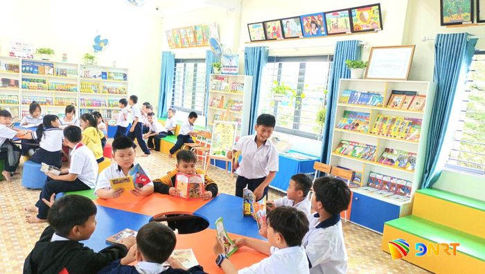 Sau giờ ra chơi, học sinh Trường Tiểu học Nguyễn Bá Phát đọc sách tại thư viện. Ảnh: VÕ LAN