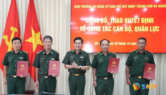 Đại tá Hoàng Văn Mẫn trao quyết định nghỉ hưu, nghỉ chờ hưu cho quân nhân chuyên nghiệp. Ảnh: HỒNG ANH