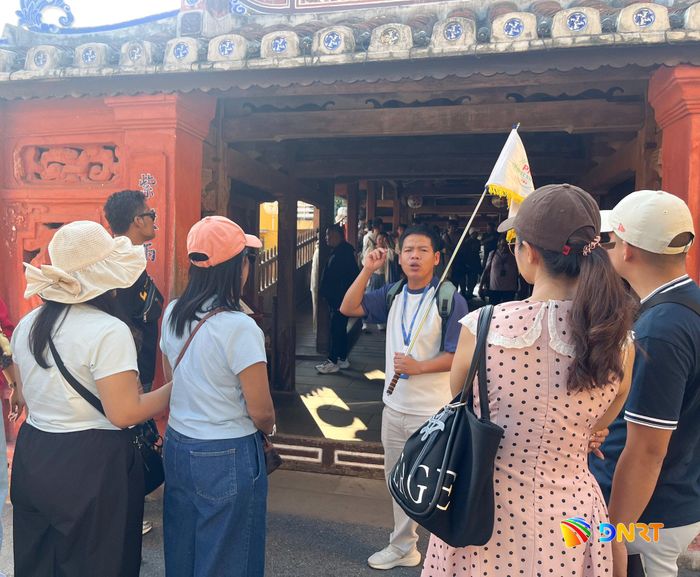 Di tích Chùa Cầu nhộn nhịp khách tham quan chiều 26/10. Ảnh: XUÂN SƠN