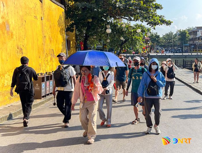Hội An vẫn có sức hút mạnh mẽ với du khách trong những tháng cuối năm. Ảnh: XUÂN SƠN