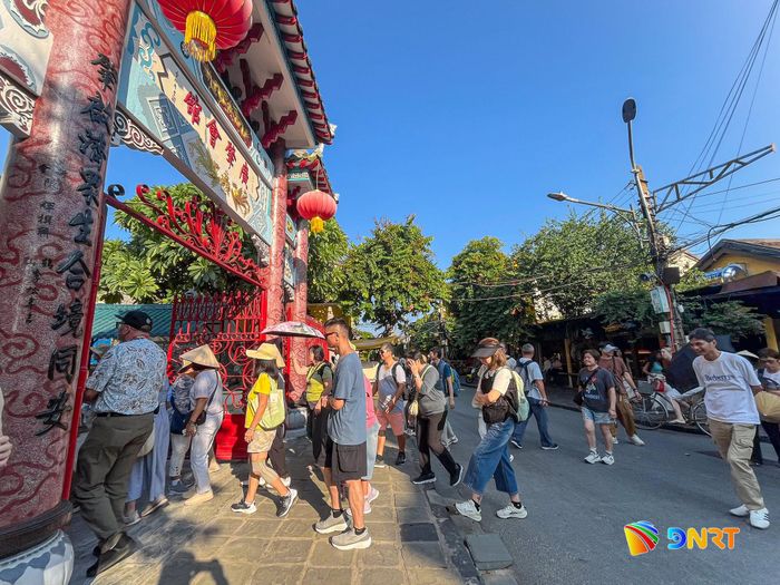Đoàn khách tham quan Hội quán Quảng Đông. Ảnh: XUÂN SƠN
