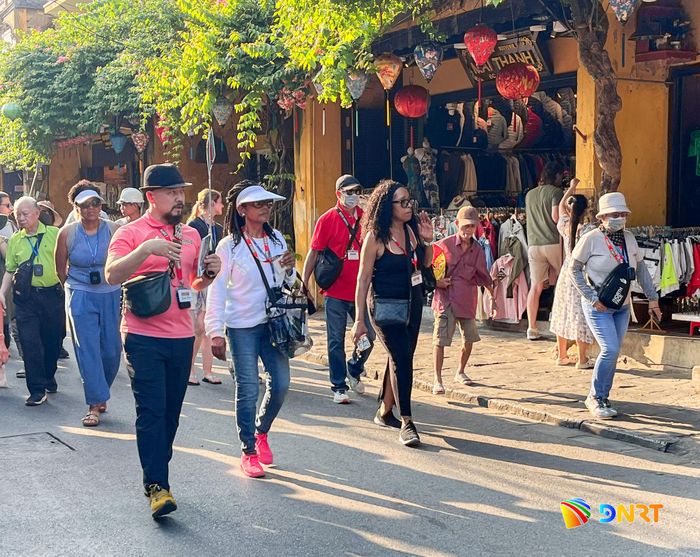 Mặc dù là dịp đầu tuần và đang trong mùa thấp điểm du lịch, Hội An vẫn có sức hút với đông đảo du khách trong và ngoài nước. Ảnh: XUÂN SƠN