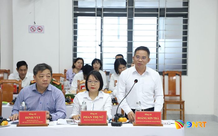 Lãnh đạo phường Sơn Trà báo cáo tại buổi làm việc. Ảnh: NGỌC PHÚ