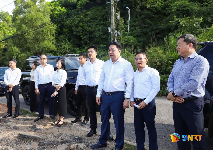 Phó Bí thư Thường trực Thành ủy Nguyễn Khắc Toàn (thứ 3, bên phải sang) kiểm tra các dự án trên địa bàn phường Sơn Trà. Ảnh: NGỌC PHÚ